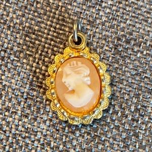 VTG Hand-carved Petite Cameo Pendant